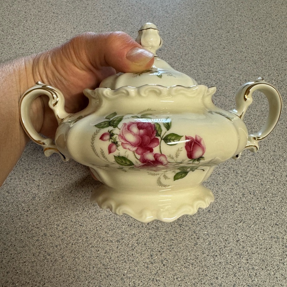 Rosenthal Courtship Sugar bowl & lid w/handle 5” pompadour